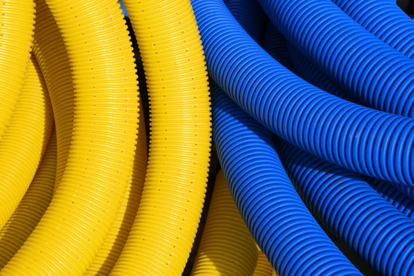 Tubos amarelos e azuis — Fotografia de Stock