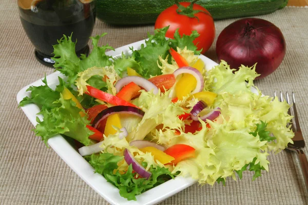 Salat auf dem Tisch — Stockfoto