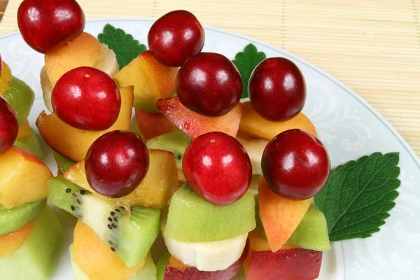 Frutas em paus — Fotografia de Stock