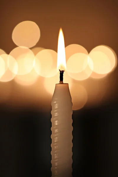 Біла свічка на темному фоні — стокове фото