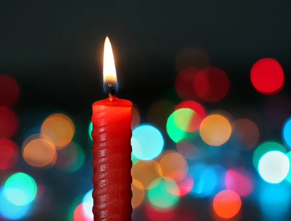 Красная свеча на темном фоне — стоковое фото