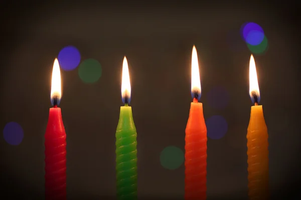 Πολύχρωμα κεριά σε σκούρο φόντο Εικόνα Αρχείου