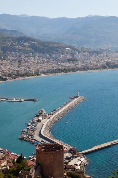 Turkki, Alanya - punainen torni ja satama — kuvapankkivalokuva