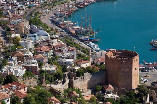 Турция, Алания - красная башня и гавань — стоковое фото