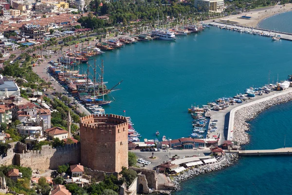 Turkije, alanya - rode toren en haven — Stockfoto