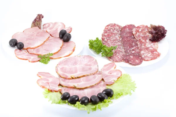 Découpe de saucisses et de viande sur une table de fête . — Photo