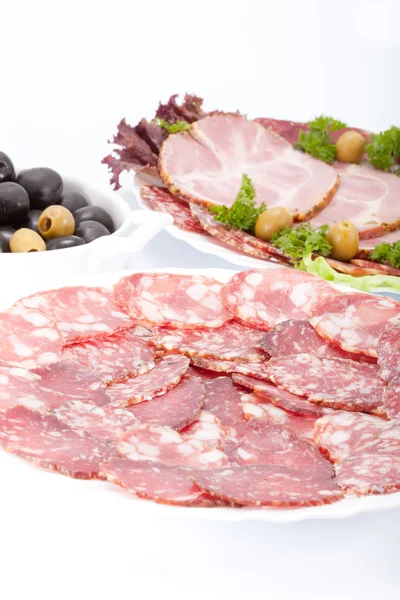 Snijden worst en vlees op een feestelijke tafel. — Stockfoto