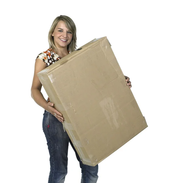 Симпатична дівчина тримає стару картонну коробку — стокове фото