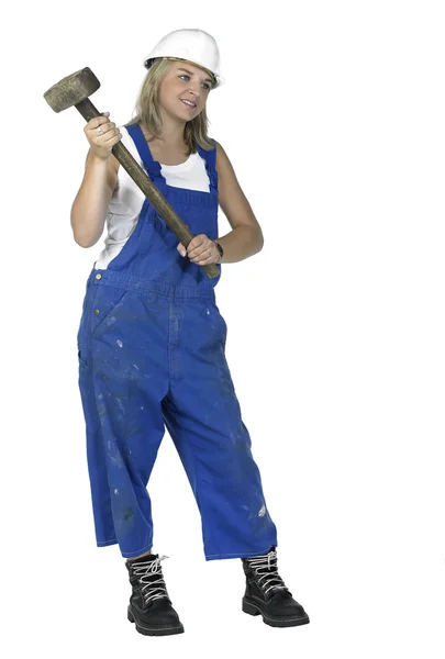 Девушка в рабочей одежде держит большой молоток — стоковое фото