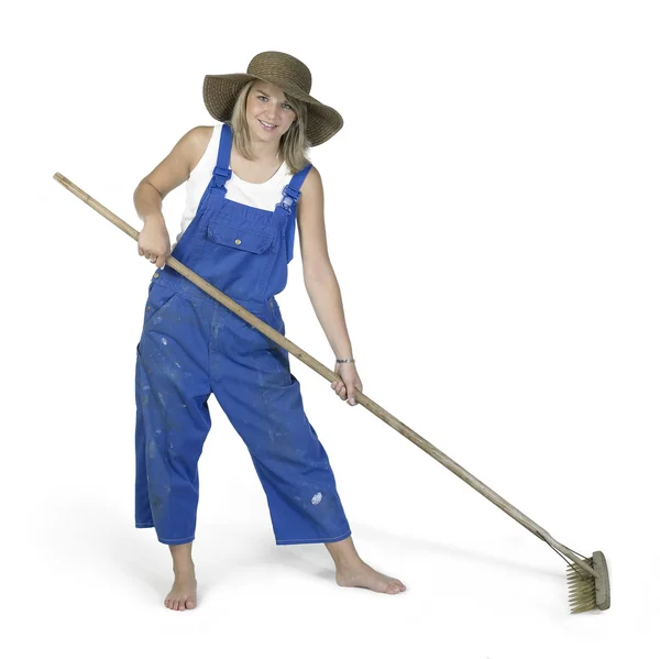 Menina bonito vestido em workwear enquanto raking — Fotografia de Stock