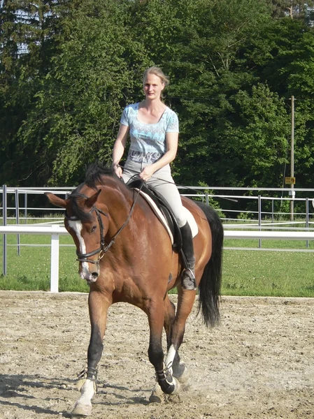 Menina enquanto cavalga — Fotografia de Stock