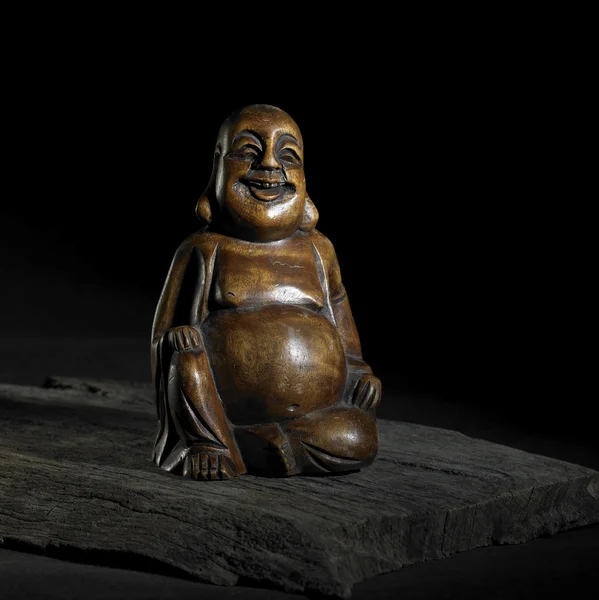 Escultura de Buda en espalda oscura — Foto de Stock
