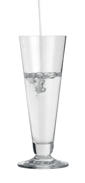 Llenar un vaso de agua — Foto de Stock