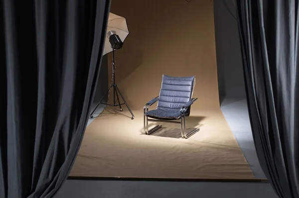 Bir photostudio sandalyede — Stok fotoğraf