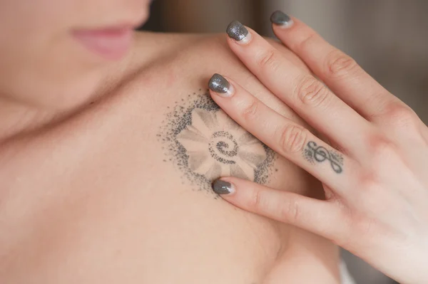 Tattoo op schouder — Stockfoto