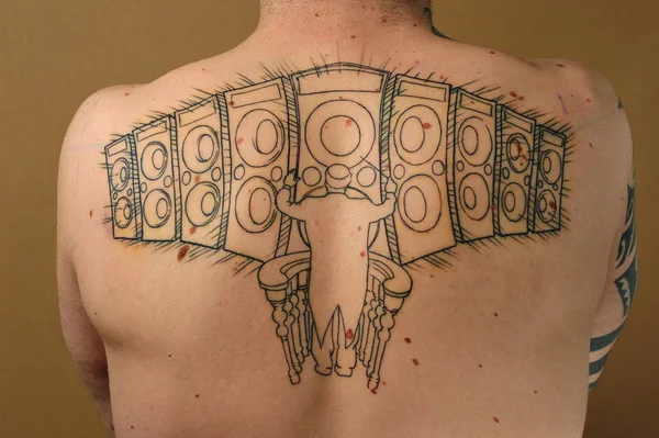 Alto-falantes tatuados nas costas — Fotografia de Stock
