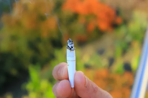 Cigarrillo en una mano —  Fotos de Stock
