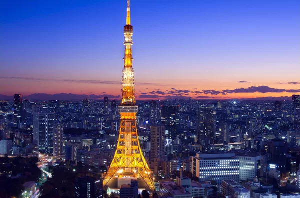 Tokyo toren als de zon in de horizon wordt ingesteld Stockafbeelding