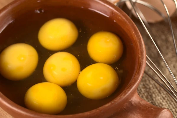 Ouă crude în castron rustic — Fotografie, imagine de stoc