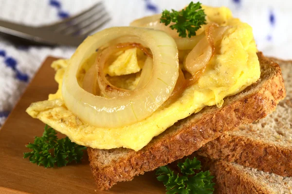 Äggröra smörgås — Stockfoto