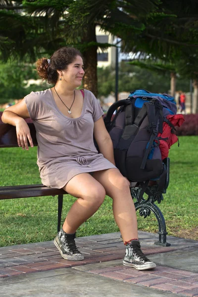 Fiatal perui nő a hátizsák — Stock Fotó