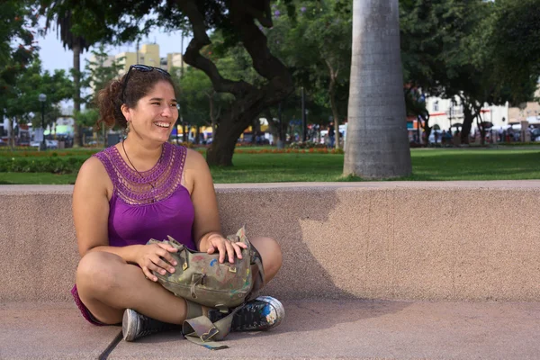 Mujer Peruana Joven en Parque en Lima, Perú — Foto de Stock