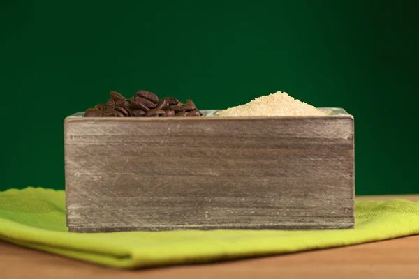 Kávébab és a barna cukor, fa tartóban Stock Kép