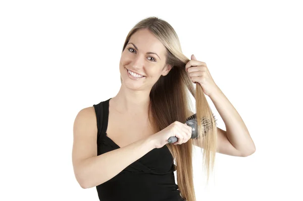 Mulher bonita pentear cabelos longos — Fotografia de Stock