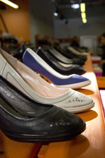 Skor på en hylla i en skoaffär — Stockfoto