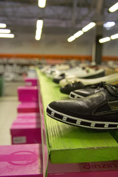 Buty na półce w sklepie obuwniczym — Zdjęcie stockowe
