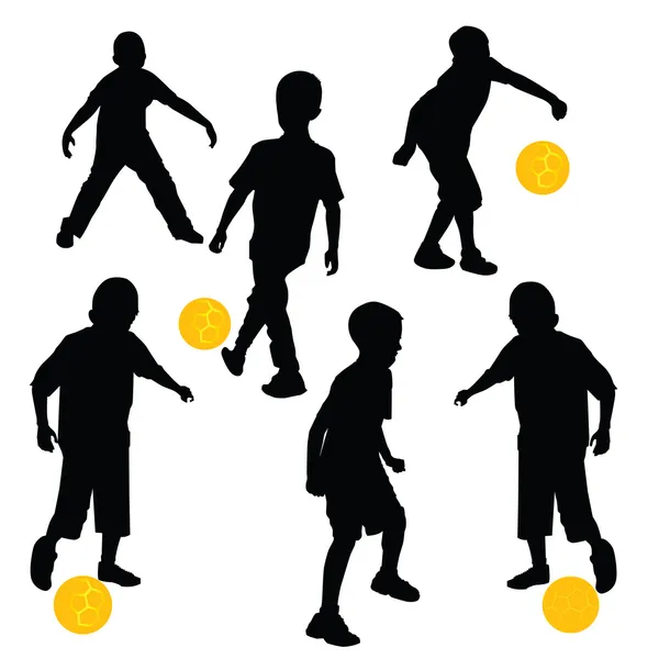 Silhouettes d'enfants jouant au football — Photo