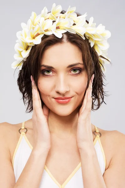 Junge schöne Frau in Blütenkrone — Stockfoto