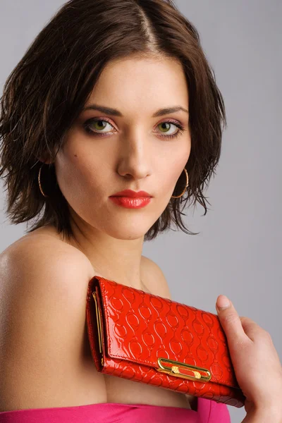 Joven hermosa mujer con un bolso rojo — Foto de Stock