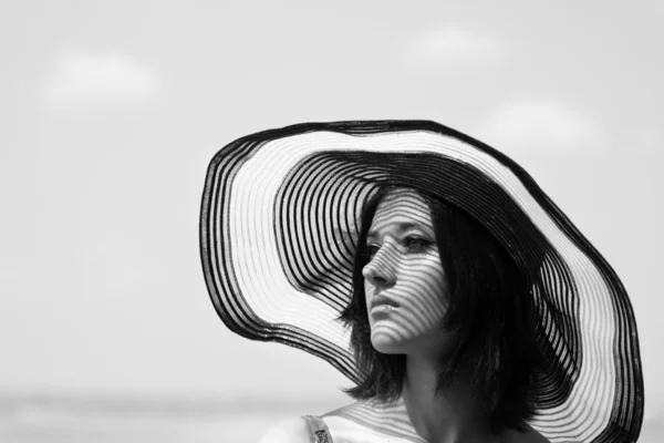 Nádherná žena v klobouku proti slunci seběhla — Stock fotografie
