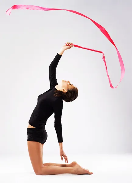 Kobieta młody gimnastyczka szkolenia z taśmy — Zdjęcie stockowe