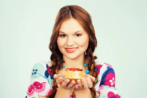 Piękny dziewczyna proponuje ciasto — Zdjęcie stockowe