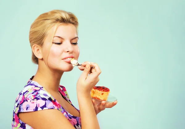 Schöne Mädchen essen Obstkuchen — Stockfoto