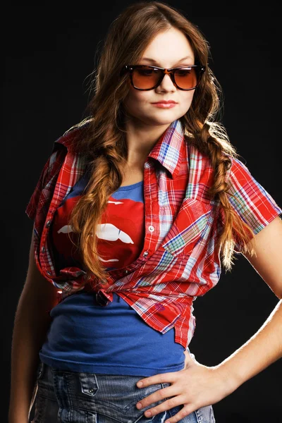Стильная девушка в солнечных очках — стоковое фото