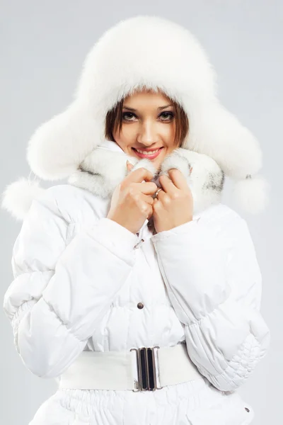 Piękna kobieta w odzieży zimowej bieli — Zdjęcie stockowe