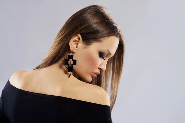 Eleganz Frau mit Ohrring in Kreuzform — Stockfoto