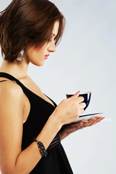Vacker kvinna med en kopp te — Stockfoto