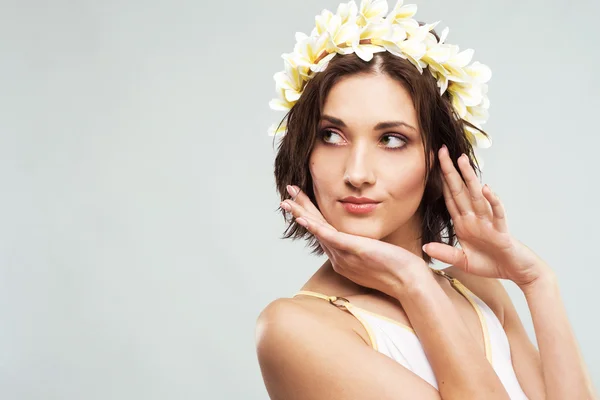 Unga vackra kvinnan i blomma krona — Stockfoto