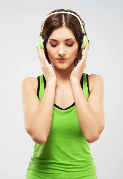 Junge Frau hört Musik über Kopfhörer — Stockfoto