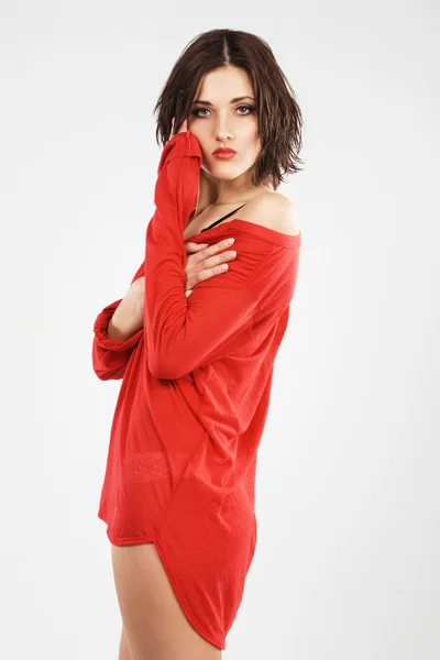 Güzel bir kadın kırmızı kıyafetler — Stok fotoğraf