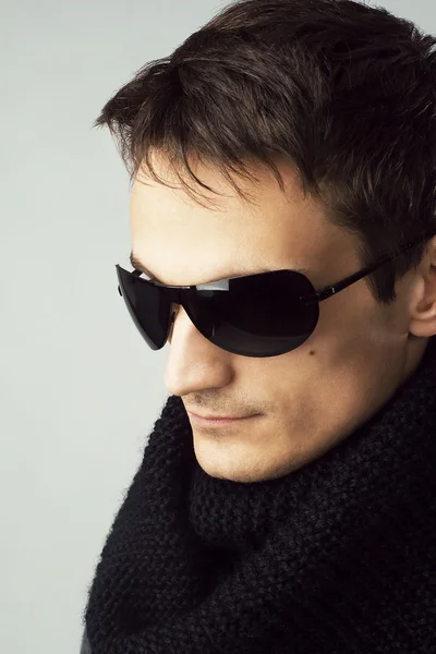 Jóképű férfi napszemüveg és fekete sál — Stock Fotó