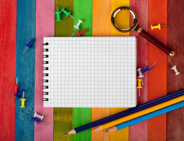 Caderno sobre um fundo colorido — Fotografia de Stock