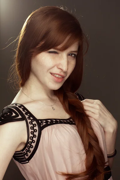 Красиві redhead дівчина — стокове фото