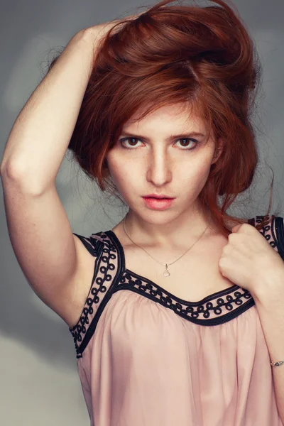 Красиві redhead дівчина — стокове фото