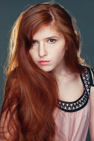 Bella ragazza dai capelli rossi — Foto Stock