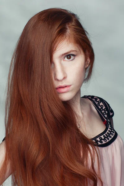 漂亮的红发女孩 — 图库照片